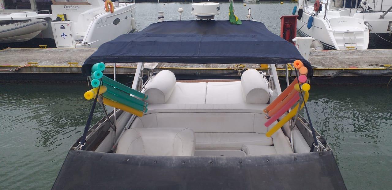 Popa da lancha com almofadas.jpeg